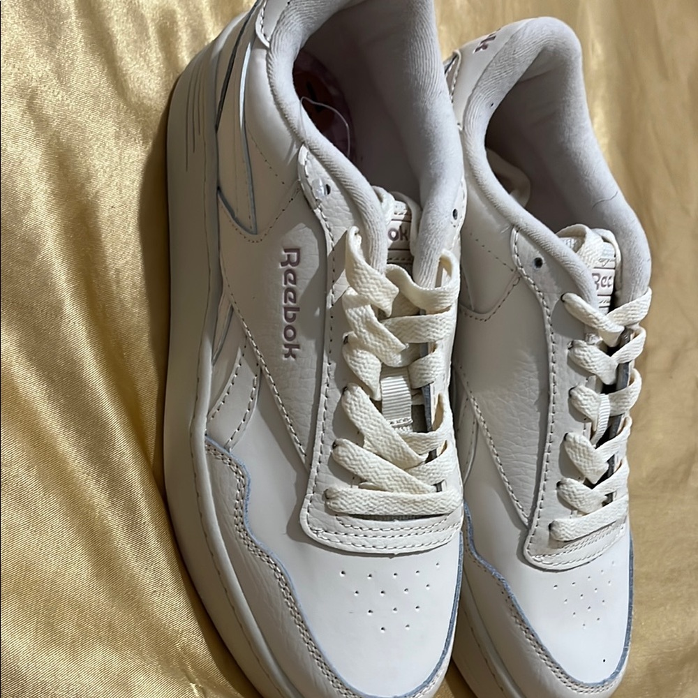 Reebok White Classic Sneakers Sleek Design
